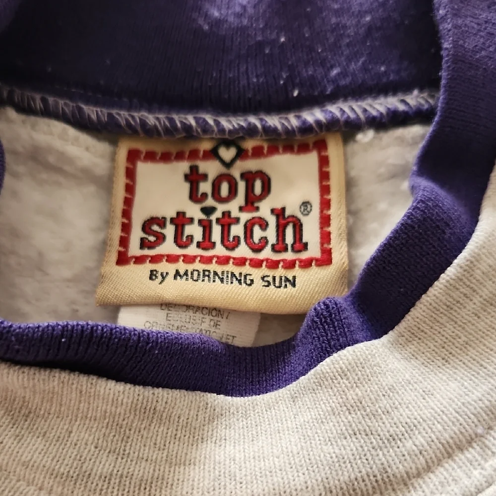 Elegant Gray Floral Women's Sweater - Picture 2 of 3